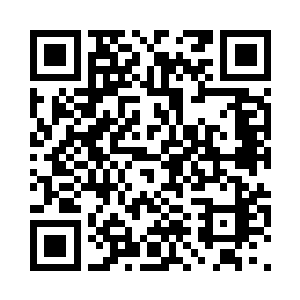 其中一个还拿着黑黑的圆柱形的器皿二维码生成