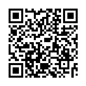 其中一个黑衣人微笑着对战狂进行传音二维码生成