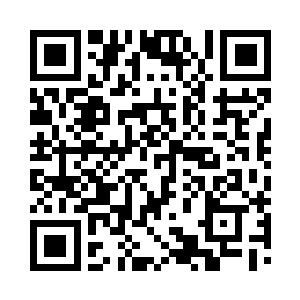 其中一人匆匆拉起已经掉到耳朵下的风帽二维码生成