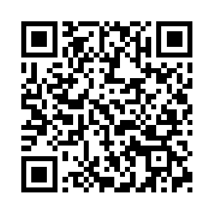 其中一人正在给另一个讲述他新买的童话书二维码生成