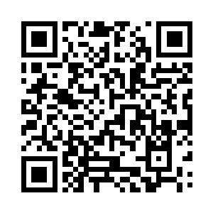 其中一人舞动手里的黑色卫星电话无奈二维码生成