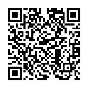 其中一位手里拿着的某样东西朝着这几位年轻男子亮了一下二维码生成