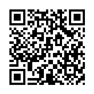 其中一张正对着影院走廊入口的咖啡桌上二维码生成