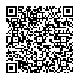 其中一艘战舰的主帆上一位天兵一手拉扯着绳索一脚踏着顶帆半悬在空中远远地眺望二维码生成