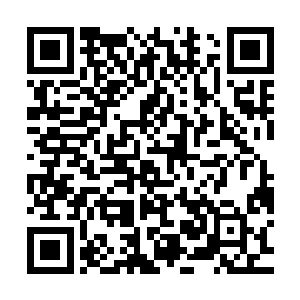 其中两辆装满了金雕无声无息的开过去停在街对面的建筑巷道里二维码生成
