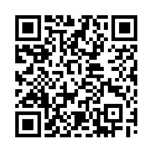 其中有一个保安想要去推开这几个粉丝二维码生成