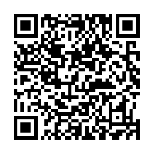 其中有一个矮子对着前面一个嘴里长着两颗大黄牙的人道二维码生成