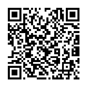 其余三个男人看着自己的伙伴不断飙血的无头尸体二维码生成