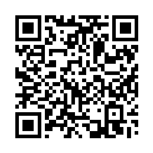 再拿出来时已经夹住了一张通红色的老人头二维码生成