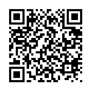 再经过他的肢体语言和小五的提醒后二维码生成