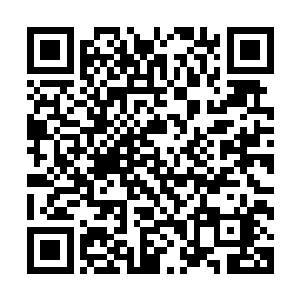冷不丁的却听得旁边的工作人员手里拿着一张纸向他喊了一声二维码生成