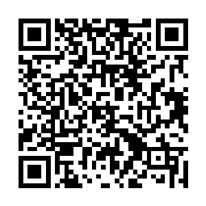 冷不防那光芒上漂浮出来了好几个古体大篆的幻象二维码生成