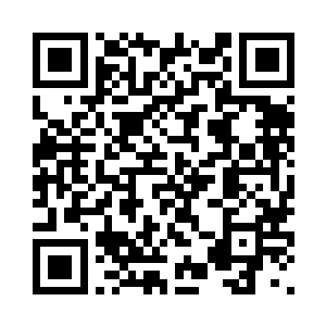 冷冷的凝视着已经有些傻掉的男子二维码生成
