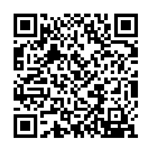 冷皓宇正坐在房间里一边盯着墨景祈一边等消息二维码生成