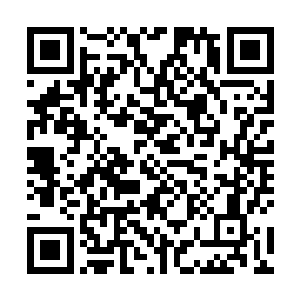 准确的说是这个老三和他身后那个三十岁左右人的身份二维码生成