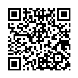 凌予上前将奶瓶放在墙角边的画架上二维码生成