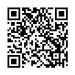 凌予夫妻跟胥宁夫妻还有孙皓夫妻一起就坐二维码生成