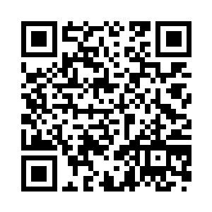 凌云手里拿着一块形状很奇特的石头二维码生成