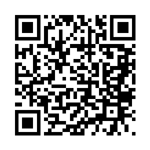 凌云站立在人形大鸟皮尔斯伯爵的后背之上二维码生成