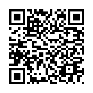 凌云笑嘻嘻的一瞟那位美女服务员二维码生成