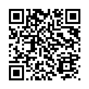 凌小依和唐慕馨前面一边走一边聊二维码生成