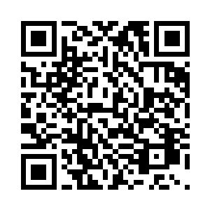 凌母坐在床边帮凌笑擦洗脸上的皮肤二维码生成