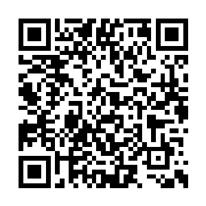 凌菲微微闭着眼睛用手轻轻抚摸着球一样的肚子二维码生成