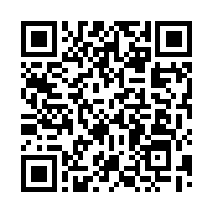 几个人互相搀扶着快速离开了这条街道二维码生成