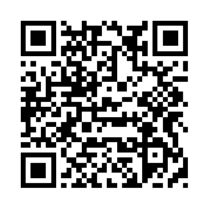 几个人把已经摔得昏头昏脑的汤普森装进箱子二维码生成