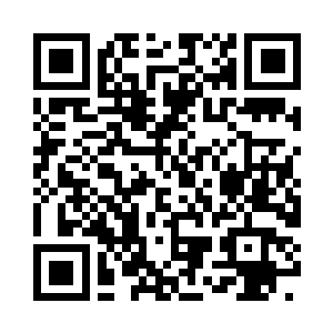 几个人没有穿上衣的年青男子围在一起二维码生成