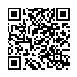 几个人看起来衣着华美的年轻人正在高谈阔论二维码生成