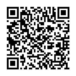 几个小护士一边拆卸一名病患身上连接的感应器二维码生成