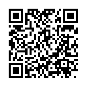 几个已经玩开了的女公关正拼命地拽着莫倩妮二维码生成