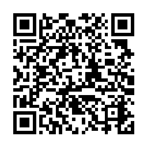 几个明显已经成了废品的不规则固态金属被扔到了地上二维码生成