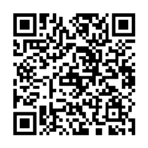 几个月大的孩子玩累了便靠在他阿母的怀里不住的点头二维码生成