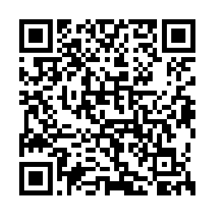 几个穿着统一服装的强壮男人从店铺内走了出来二维码生成