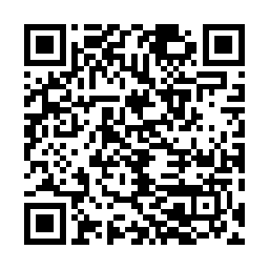 几乎吸引了周围所有人的注意了……男人都是忍不住偷瞄二维码生成