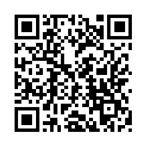 几乎所有的黑衣人全部按照次序站成了一排二维码生成