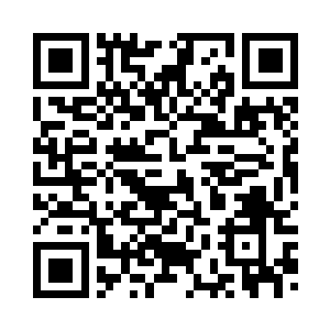 几位工人将风油精放在大厅的桌子二维码生成