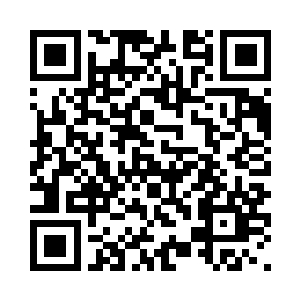 几位年轻男子正站在门口谈论抽烟二维码生成