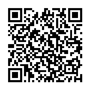 几名售货小姐看到这个年轻男人帮着nv朋友挑选nv装二维码生成