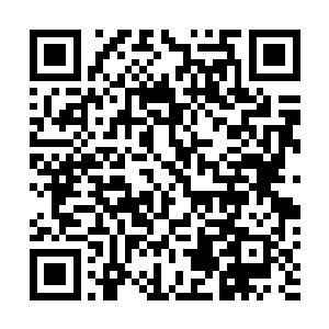 几名身强力壮的海盗正在用斧头和锤子使劲砸船舵舱的门二维码生成