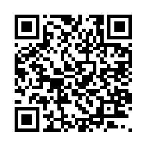 几名高胡人驾着载重卡车改装的推土机二维码生成