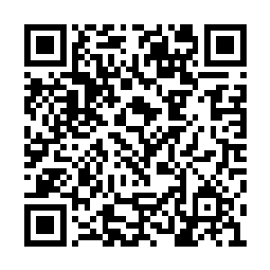 几步过去从院子里的绳子上拿下已经晾干的衣裳二维码生成
