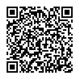 几辆身材高大很多的摩托车呼啸着用炸街一般的噪音越过这辆小摩托车二维码生成