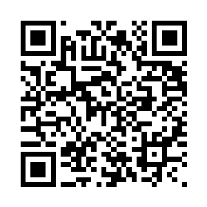 几颗闪亮的星星就如被山峰捧起一样二维码生成