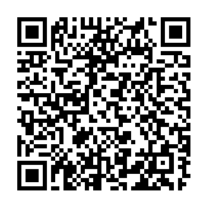 凡是两人走过和即将前行的方向都会出现一条恰好容两个人并肩通过的通道二维码生成