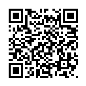 凯莉站在玻璃箱边上冷静地发号施令二维码生成