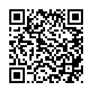 出去晨练的阿达曼兴奋的撞开房门二维码生成