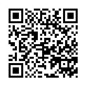 出现一张他和曾小美两人的照片的一刻二维码生成